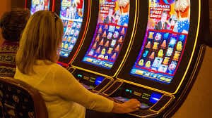 Studio live Pretty Gaming dengan dealer profesional menampilkan meja blackjack dan roulette